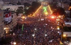 المتظاهرون يرحبون  ببيان الجيش المصري