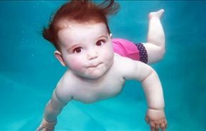 بالفيديو - شاهدوا كيف تسبح هذه الطفلة