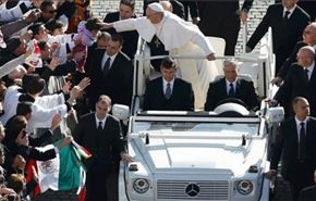 پاپ: اسقف‌ها خودروهای فاخر سوار نشوند