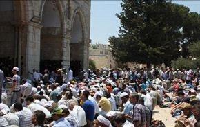الفلسطينون يؤدون أول صلاة جمعة رمضانية بالاقصى