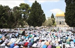 حشود الفلسطينيين تتوجه نحو الاقصى للصلاة فيه