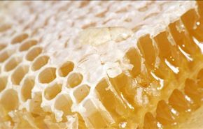 العسل الابيض يساعد على التخلص من جفاف الجلد