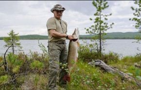 فيديو يظهر بوتين وهو يصطاد السمك بمرافقة مدفيديف