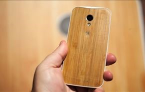 موتورولا توفر هواتف موتو إكس بأغطية خلفية من الخشب