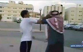 اليوتيوب: أمير سعودي يضرب ويهين مواطنا مستضعفا