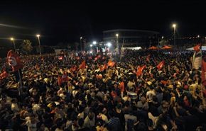 عشرات الآلاف يتظاهرون دعما للحكومة التونسية