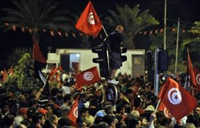 آلاف التونسيين يتظاهرون للمطالبة باسقاط الحكومة