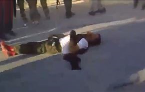 فيديو 18+/الجيش الحر يعدم احد عناصره