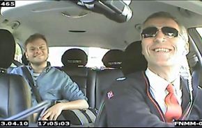 بالفيديو .. رئيس وزراء النرويج يعمل سائق سيارة أجرة!