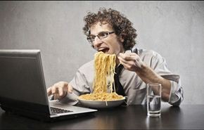 دراسة:تناول الطعام أمام الكمبيوتر خطر على الصحة