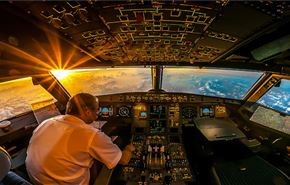 عکس؛ لحظۀ زیبای طلوع خورشید در کابین هواپیما