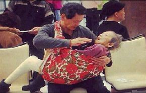 صيني يحمل أمه ويطعمها.. أكثر الصور تناقلا بـ