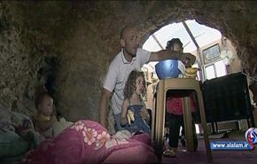 أسرة فلسطينية تلجأ إلى كهف بعد هدم الاحتلال منزلها