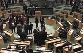 بالفيديو..تلويح بالأحذية والأحزمة داخل برلمان الأردن