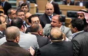 بالفيديو/نائب اردني يطلق النار من كلاشنيكوف بالبرلمان!