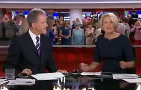 الملكة اليزابيث تفاجىء جمهور قناة بي بي سي الاخبارية
