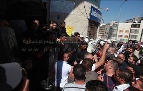 فلسطينيون غاضبون يحاولون اقتحام وحرق قناة الجزيرة القطرية