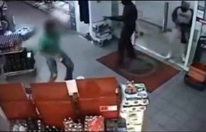 بالفيديو..صاحب متجر يواجه لصا يحمل سكين بالحذاء فقط