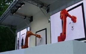 رسام نمساوي يستخدم جهازي روبوت لرسم لوحة