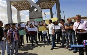 طلاب فلسطينيون يحتجون على الاغلاق المتكرر لمعبر رفح