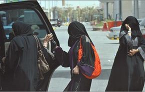 السعوديات يقتربن من مقود السيارة!
