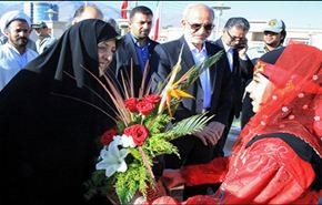 بالصور.. مساعدة الرئيس الايراني تمنع ذبح شاة بمراسم استقبالها