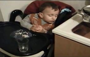 شاهد..طفل حائر بين النوم والطعام