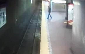 سقوط زن خواب آلود داخل کانال مترو + فیلم