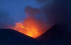 بركان جبل اتنا في ايطاليا يثور من جديد