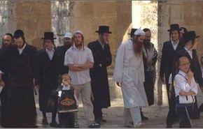 أكثر من 65 مستوطناً يقتحمون الأقصى تحت حراسة إسرائيلية