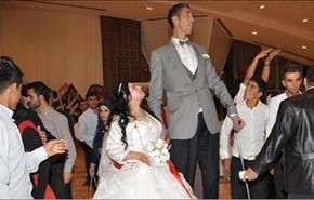 صور+فيديو/أطول رجل في العالم يتزوج من فتاة سورية!