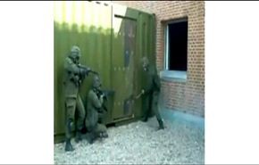 فيديو طريف عن محاولات فاشلة لمجند روسي لفتح باب اثناء التدريب