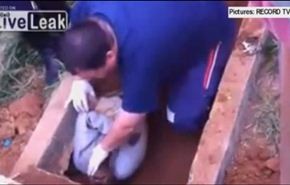 بالفيديو ..إخراج رجل حيا من قبره في البرازيل