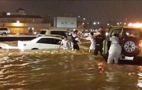 فيديو وصور؛ عشرات المحال والسيارات تغرق باصحابها في الرياض