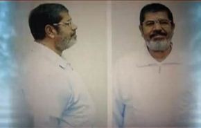 مرسي يظهر لأول مرة بملابس السجن البيضاء