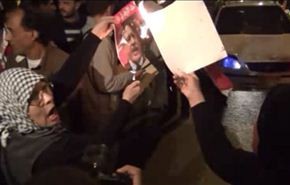 فيديو؛ مؤيدو السيسي يحرقون صور أردوغان أمام منزل السفير التركي