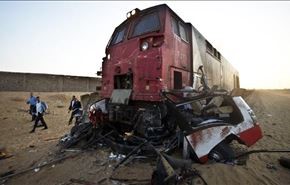 برخورد مرگبار قطار و مینی بوس در مصر + عکس