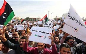 متظاهرون ليبيون يطالبون المسلحين بمغادرة طرابلس