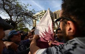 احراق العلم القطري في القاهرة والمطالبة بطرد السفير
