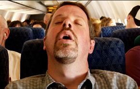 طاقم طائرة ينسى ايقاظ راكب غط في نوم عميق