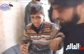 فيديو: مسلّحون تكفيريون يهاجمون طفلاً جائعاً بحلب!