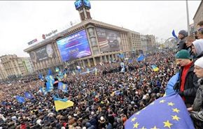تظاهرات ضخمة في كييف بعد اقتحام الشرطة لساحة الاستقلال