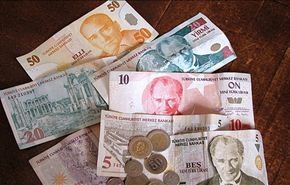 الليرة التركية تنخفض قيمتها امام الدولار واليورو