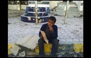 فيديو مؤثر/طفل سوري يأكل الكرتون من شدة الجوع