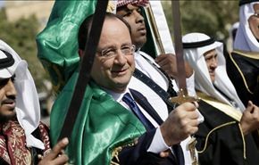 بالصور ..هولاند يرقص تحت العلم السعودي