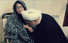 صور/ الرئيس روحاني يتفقد والدته ويزور قبر والده في سمنان