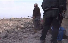 بالفيديو.. لحظة سقوط قذيفة سورية على مجموعة مسلحين