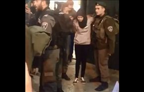 بالفيديو:إعتقال فتاة فلسطينية بتهمة طعن جندي إسرائيلي