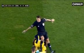 بالفيديو .. لقطة طريفة جداً لحكم مباراة فالنسيا وأتليتكو مدريد