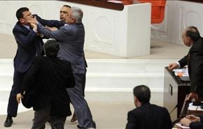 أعضاء البرلمان التركي يتشاجرون بالأيدي بشأن القضاء